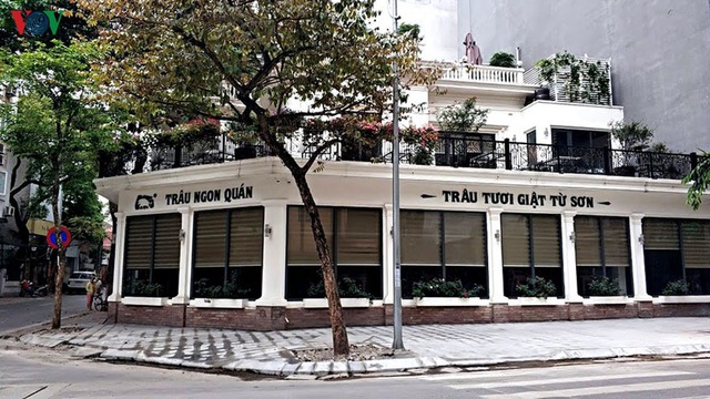 Cảnh vắng lặng hiếm có của nhà hàng, quán bia Hà Nội trong mùa dịch Covid-19 - Ảnh 13. Cảnh vắng lặng hiếm có của nhà hàng, quán bia Hà Nội trong mùa dịch Covid-19 - Ảnh 13.