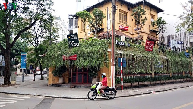 Cảnh vắng lặng hiếm có của nhà hàng, quán bia Hà Nội trong mùa dịch Covid-19 - Ảnh 14. Cảnh vắng lặng hiếm có của nhà hàng, quán bia Hà Nội trong mùa dịch Covid-19 - Ảnh 14.