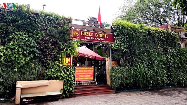 Cảnh vắng lặng hiếm có của nhà hàng, quán bia Hà Nội trong mùa dịch Covid-19 - Ảnh 15. Cảnh vắng lặng hiếm có của nhà hàng, quán bia Hà Nội trong mùa dịch Covid-19 - Ảnh 15.