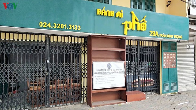 Cảnh vắng lặng hiếm có của nhà hàng, quán bia Hà Nội trong mùa dịch Covid-19 - Ảnh 21. Cảnh vắng lặng hiếm có của nhà hàng, quán bia Hà Nội trong mùa dịch Covid-19 - Ảnh 21.