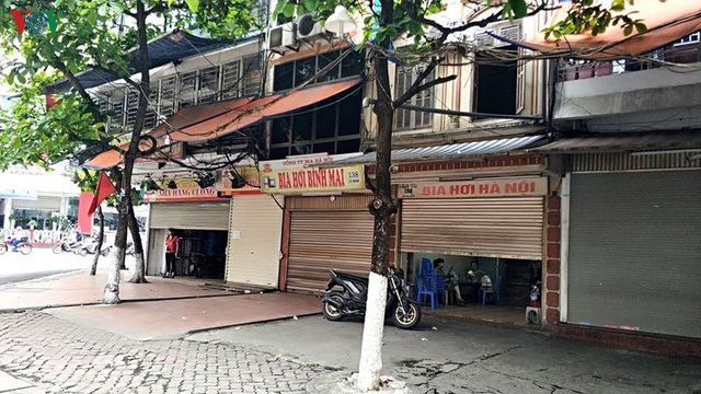 Cảnh vắng lặng hiếm có của nhà hàng, quán bia Hà Nội trong mùa dịch Covid-19 - Ảnh 4. Cảnh vắng lặng hiếm có của nhà hàng, quán bia Hà Nội trong mùa dịch Covid-19 - Ảnh 4.