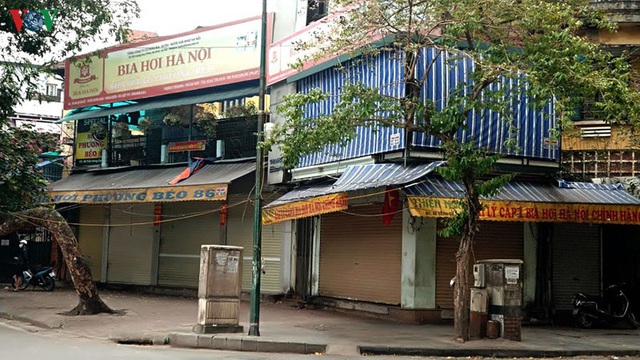 Cảnh vắng lặng hiếm có của nhà hàng, quán bia Hà Nội trong mùa dịch Covid-19 - Ảnh 5. Cảnh vắng lặng hiếm có của nhà hàng, quán bia Hà Nội trong mùa dịch Covid-19 - Ảnh 5.