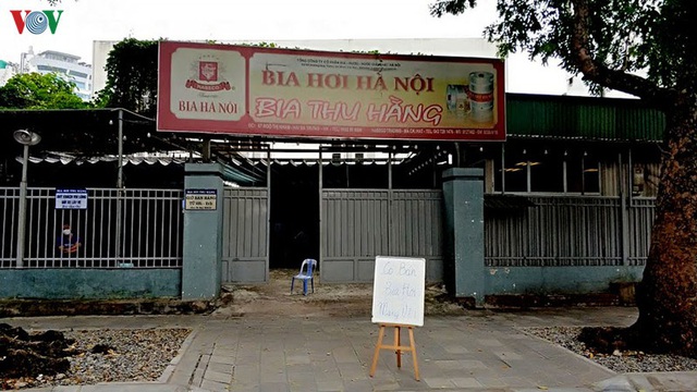 Cảnh vắng lặng hiếm có của nhà hàng, quán bia Hà Nội trong mùa dịch Covid-19 - Ảnh 8. Cảnh vắng lặng hiếm có của nhà hàng, quán bia Hà Nội trong mùa dịch Covid-19 - Ảnh 8.