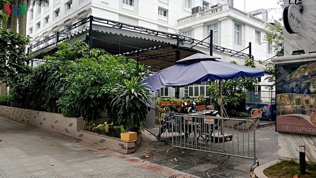 Cảnh vắng lặng hiếm có của nhà hàng, quán bia Hà Nội trong mùa dịch Covid-19 - Ảnh 9. Cảnh vắng lặng hiếm có của nhà hàng, quán bia Hà Nội trong mùa dịch Covid-19 - Ảnh 9.