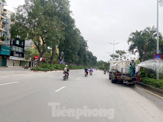Đường phố Hà Nội vắng vẻ trong ngày đầu tuần đi làm mùa dịch COVID-19 - Ảnh 9.