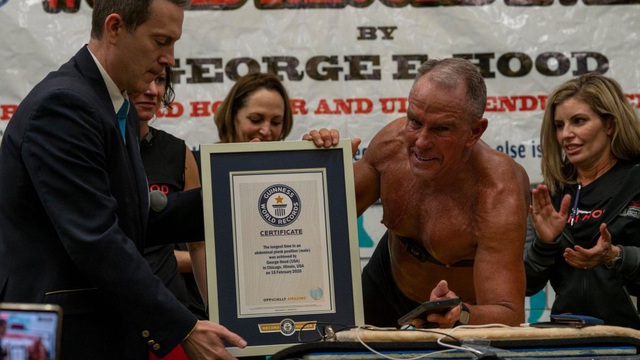 Phá kỷ lục Guinness với hơn 8h ở tư thế plank, ông lão 62 tuổi khiến giới trẻ phải thán phục: Sức mạnh con người nào có giới hạn! - Ảnh 1.