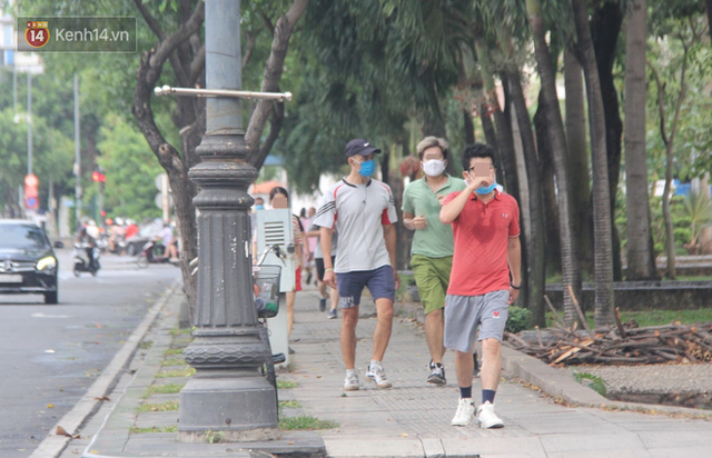 Nhiều người dân không chịu đeo khẩu trang, cố ý gỡ dây phong tỏa để tập thể dục trong công viên ở Sài Gòn - Ảnh 2.