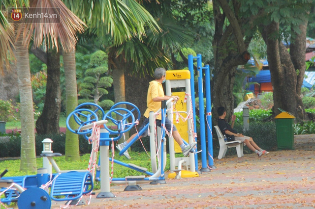 Nhiều người dân không chịu đeo khẩu trang, cố ý gỡ dây phong tỏa để tập thể dục trong công viên ở Sài Gòn - Ảnh 11.