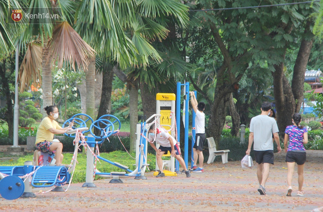Nhiều người dân không chịu đeo khẩu trang, cố ý gỡ dây phong tỏa để tập thể dục trong công viên ở Sài Gòn - Ảnh 12.