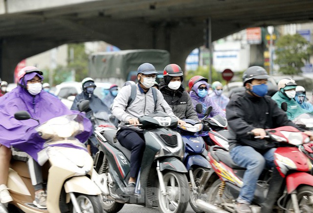 Sáng đầu tuần, người Hà Nội túa ra đường đông bất chấp mưa, rét và lệnh cách ly xã hội - Ảnh 13.