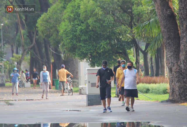 Nhiều người dân không chịu đeo khẩu trang, cố ý gỡ dây phong tỏa để tập thể dục trong công viên ở Sài Gòn - Ảnh 14.