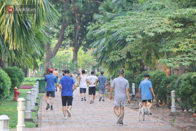 Nhiều người dân không chịu đeo khẩu trang, cố ý gỡ dây phong tỏa để tập thể dục trong công viên ở Sài Gòn - Ảnh 15.
