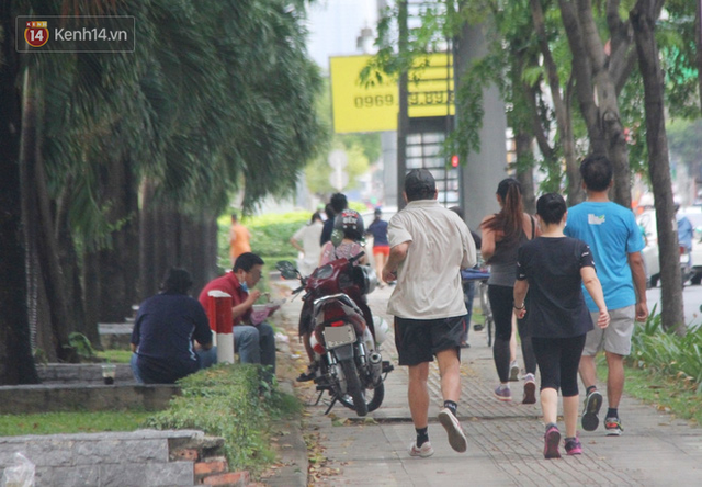 Nhiều người dân không chịu đeo khẩu trang, cố ý gỡ dây phong tỏa để tập thể dục trong công viên ở Sài Gòn - Ảnh 3.