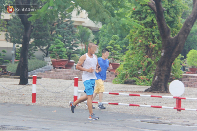 Nhiều người dân không chịu đeo khẩu trang, cố ý gỡ dây phong tỏa để tập thể dục trong công viên ở Sài Gòn - Ảnh 5.