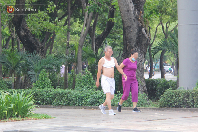 Nhiều người dân không chịu đeo khẩu trang, cố ý gỡ dây phong tỏa để tập thể dục trong công viên ở Sài Gòn - Ảnh 6.