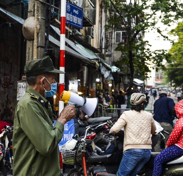 [Ảnh] Khu chợ độc đáo tại Hà Nội, người bán đứng cách người mua 2 mét trên vạch kẻ sơn - Ảnh 1.