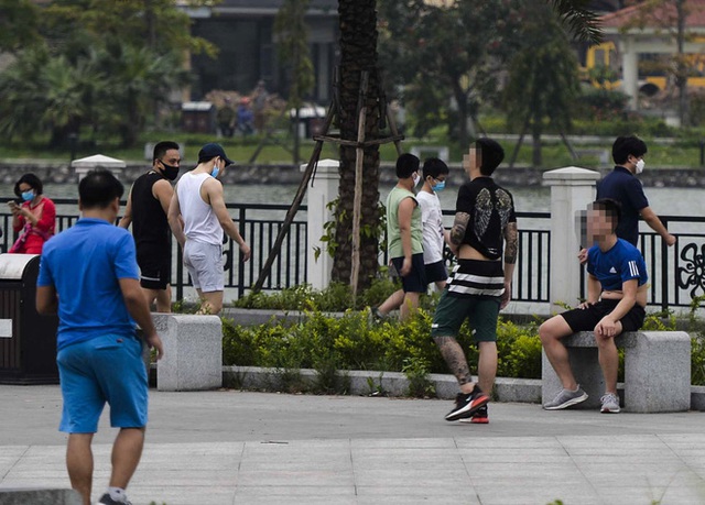  Nhộn nhịp cảnh người dân không đeo khẩu trang, vô tư tập thể dục trong công viên ở Hà Nội - Ảnh 2.