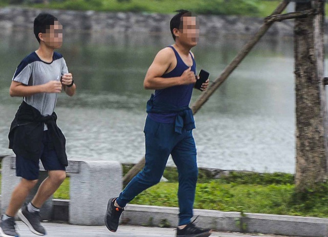  Nhộn nhịp cảnh người dân không đeo khẩu trang, vô tư tập thể dục trong công viên ở Hà Nội - Ảnh 3.