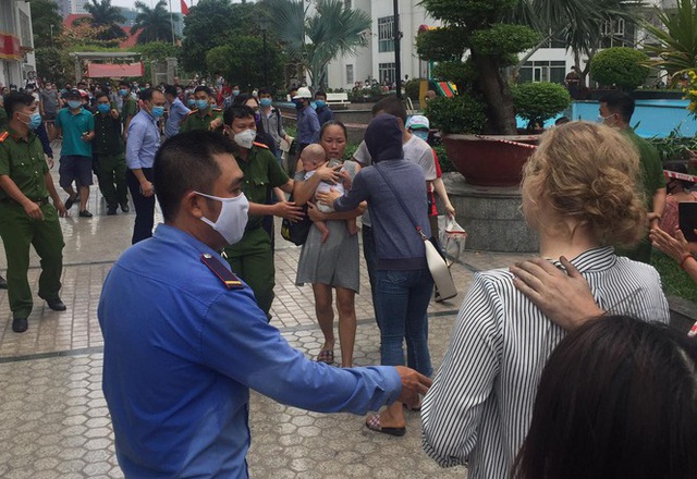 Cháy chung cư cao cấp ở Sài Gòn, dân đeo mặt nạ tháo chạy tán loạn - Ảnh 3.