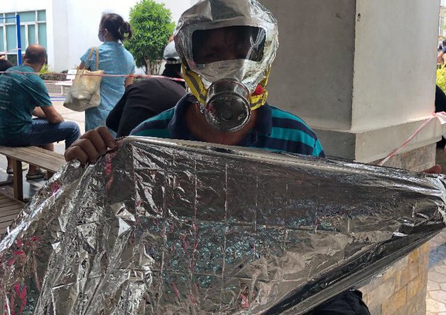 Cháy chung cư cao cấp ở Sài Gòn, dân đeo mặt nạ tháo chạy tán loạn - Ảnh 4.