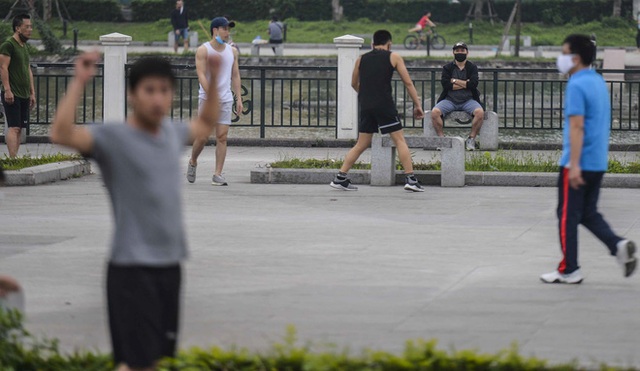  Nhộn nhịp cảnh người dân không đeo khẩu trang, vô tư tập thể dục trong công viên ở Hà Nội - Ảnh 5.