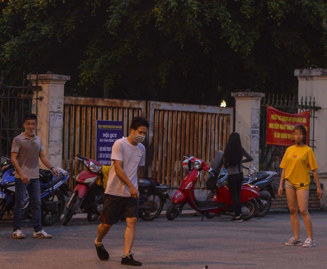  Nhộn nhịp cảnh người dân không đeo khẩu trang, vô tư tập thể dục trong công viên ở Hà Nội - Ảnh 9.