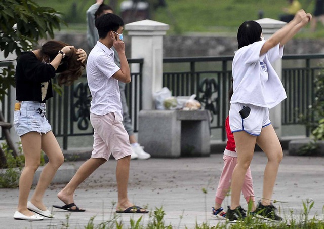  Nhộn nhịp cảnh người dân không đeo khẩu trang, vô tư tập thể dục trong công viên ở Hà Nội - Ảnh 10.