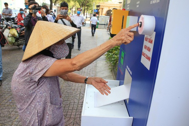  Cận cảnh ATM thực phẩm miễn phí dành cho người nghèo  - Ảnh 6.