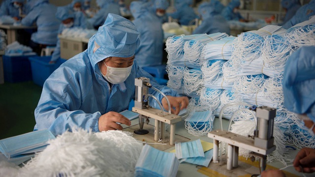  Bên trong thế giới cầm vali tiền canh nhà máy ở Trung Quốc  - Ảnh 1.