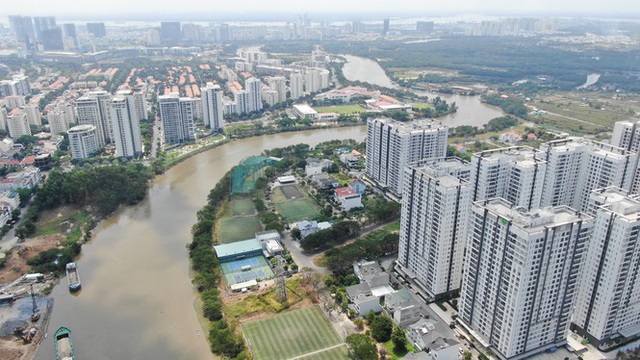Ken đặc chung cư trên con đường ngoại ô Sài Gòn nhìn từ trên cao - Ảnh 3.