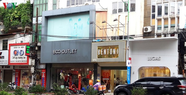 Các cửa hàng kinh doanh tại Hà Nội “thức giấc” sau một giấc “ngủ đông” - Ảnh 2.