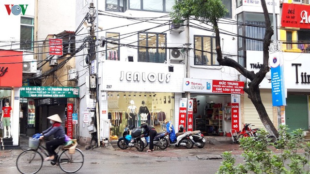 Các cửa hàng kinh doanh tại Hà Nội “thức giấc” sau một giấc “ngủ đông” - Ảnh 3.