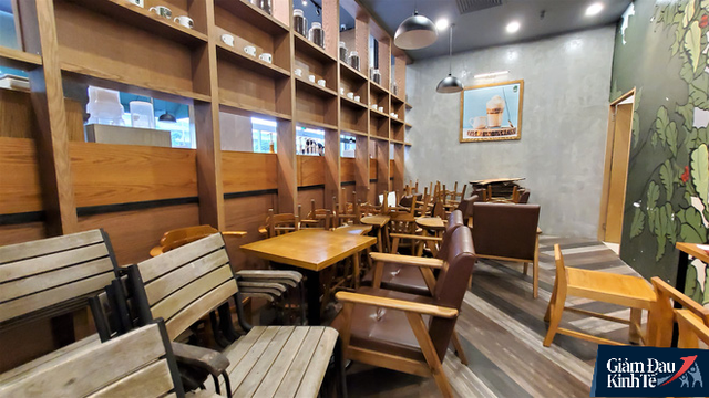 Tái xuất mùa Covid-19, quán cà phê Hà Nội làm ghế cô đơn - Ảnh 7.