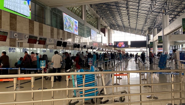 [Ảnh] Sân bay Nội Bài dần đông đúc trở lại sau thời gian cách ly xã hội - Ảnh 3.