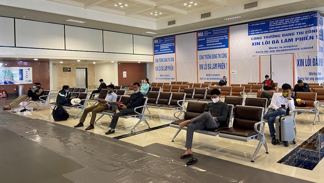 [Ảnh] Sân bay Nội Bài dần đông đúc trở lại sau thời gian cách ly xã hội - Ảnh 4.