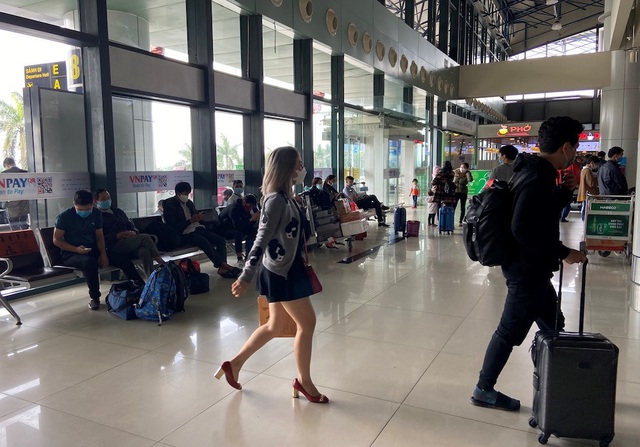 [Ảnh] Sân bay Nội Bài dần đông đúc trở lại sau thời gian cách ly xã hội - Ảnh 5.