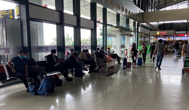 [Ảnh] Sân bay Nội Bài dần đông đúc trở lại sau thời gian cách ly xã hội - Ảnh 6.