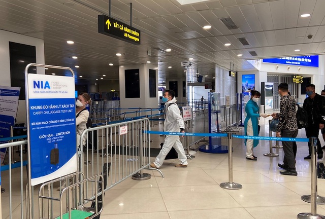 [Ảnh] Sân bay Nội Bài dần đông đúc trở lại sau thời gian cách ly xã hội - Ảnh 9.