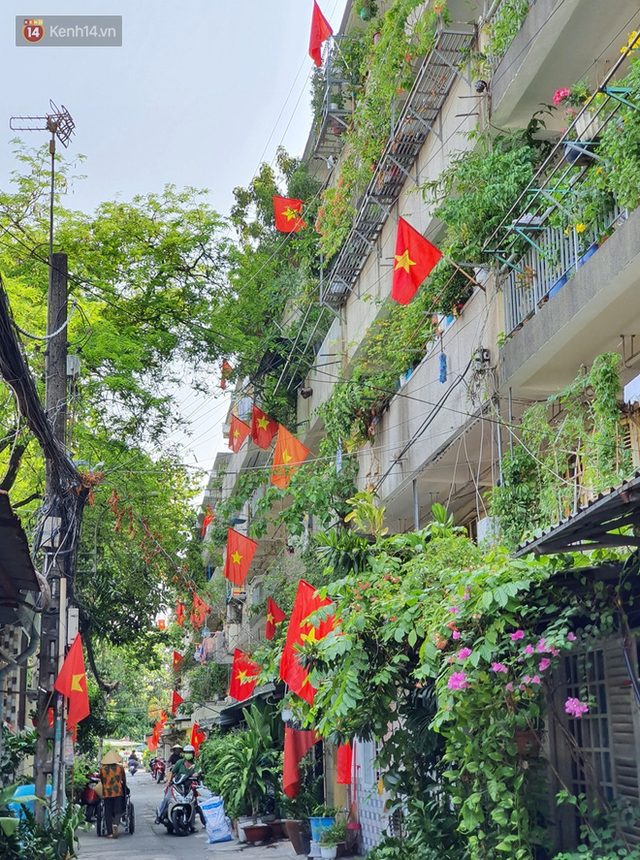 Ảnh: Ngắm một Sài Gòn yên bình trong sáng 30/4, mọi tuyến đường, góc phố phấp phới cờ hoa - Ảnh 14.