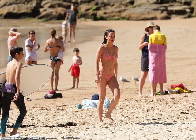  Hàng ngàn người tại điểm nóng Covid-19 ở Australia lại ra bãi biển vui chơi  - Ảnh 2.