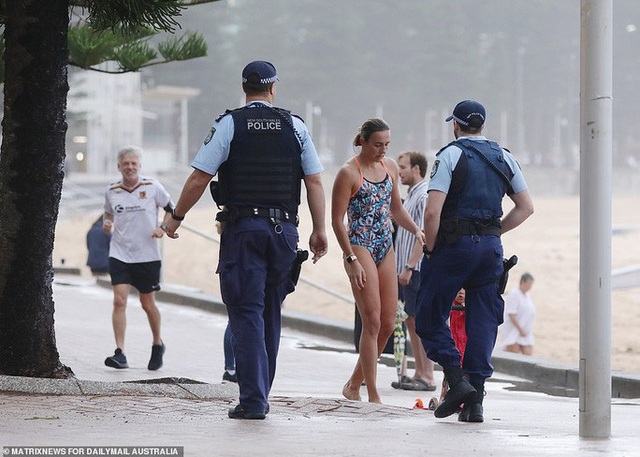  Hàng ngàn người tại điểm nóng Covid-19 ở Australia lại ra bãi biển vui chơi  - Ảnh 8.