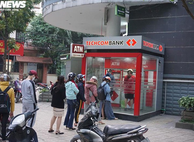 Hà Nội: Xếp hàng rút tiền tại ATM, 'phớt lờ' Covid-19