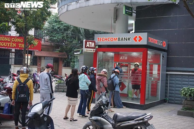 Hà Nội: Xếp hàng rút tiền tại ATM, phớt lờ Covid-19 - Ảnh 2.