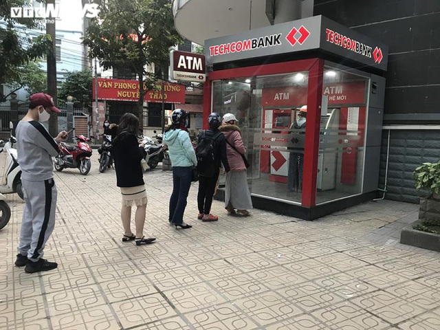 Hà Nội: Xếp hàng rút tiền tại ATM, phớt lờ Covid-19 - Ảnh 3.
