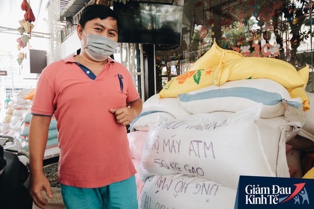 Ảnh: Người Sài Gòn ùn ùn chở gạo đến góp, máy ATM cũng nhả gạo như nước cho người nghèo - Ảnh 7.