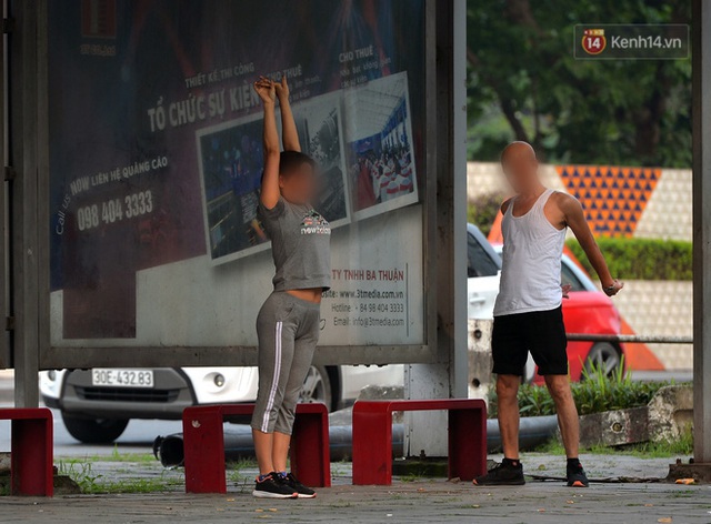 Ảnh: Bất chấp đang trong thời gian cách ly xã hội, các tuyến phố Hà Nội bỗng tấp nập dù không phải giờ cao điểm, nhiều bạn trẻ rủ nhau ra ngoài hẹn hò - Ảnh 16. Ảnh: Bất chấp đang trong thời gian cách ly xã hội, các tuyến phố Hà Nội bỗng tấp nập dù không phải giờ cao điểm, nhiều bạn trẻ rủ nhau ra ngoài hẹn hò - Ảnh 16.