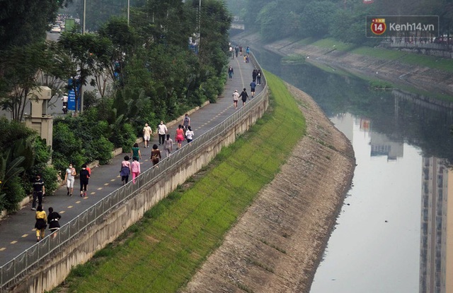 Ảnh: Bất chấp đang trong thời gian cách ly xã hội, các tuyến phố Hà Nội bỗng tấp nập dù không phải giờ cao điểm, nhiều bạn trẻ rủ nhau ra ngoài hẹn hò - Ảnh 18. Ảnh: Bất chấp đang trong thời gian cách ly xã hội, các tuyến phố Hà Nội bỗng tấp nập dù không phải giờ cao điểm, nhiều bạn trẻ rủ nhau ra ngoài hẹn hò - Ảnh 18.
