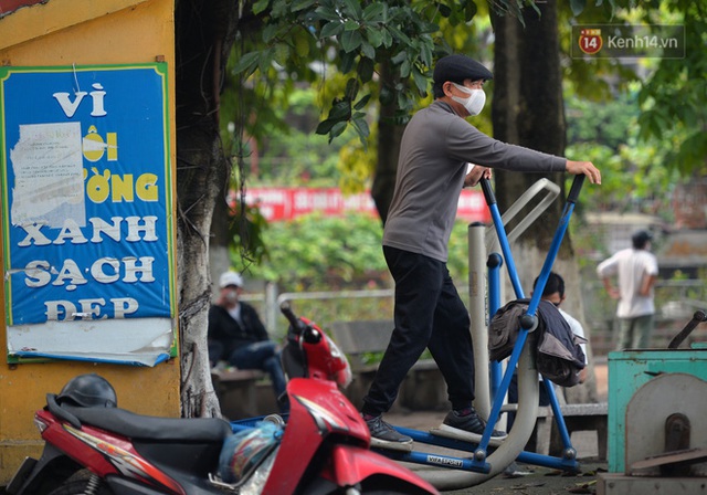 Ảnh: Bất chấp đang trong thời gian cách ly xã hội, các tuyến phố Hà Nội bỗng tấp nập dù không phải giờ cao điểm, nhiều bạn trẻ rủ nhau ra ngoài hẹn hò - Ảnh 8. Ảnh: Bất chấp đang trong thời gian cách ly xã hội, các tuyến phố Hà Nội bỗng tấp nập dù không phải giờ cao điểm, nhiều bạn trẻ rủ nhau ra ngoài hẹn hò - Ảnh 8.