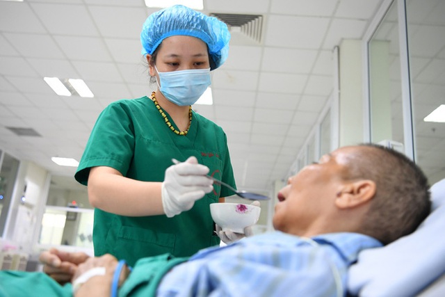 Bệnh nhân mắc Covid-19 nặng nhất Việt Nam: Từ tiên lượng tốt đến ngừng tim và hành trình giành giật sự sống từng giây của các y bác sĩ - Ảnh 2.