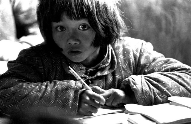Hình ảnh cô bé nghèo có đôi mắt to từng lay động trái tim người Trung Quốc, 26 năm sau định mệnh thay đổi cuộc đời cô vì bức ảnh này - Ảnh 2.